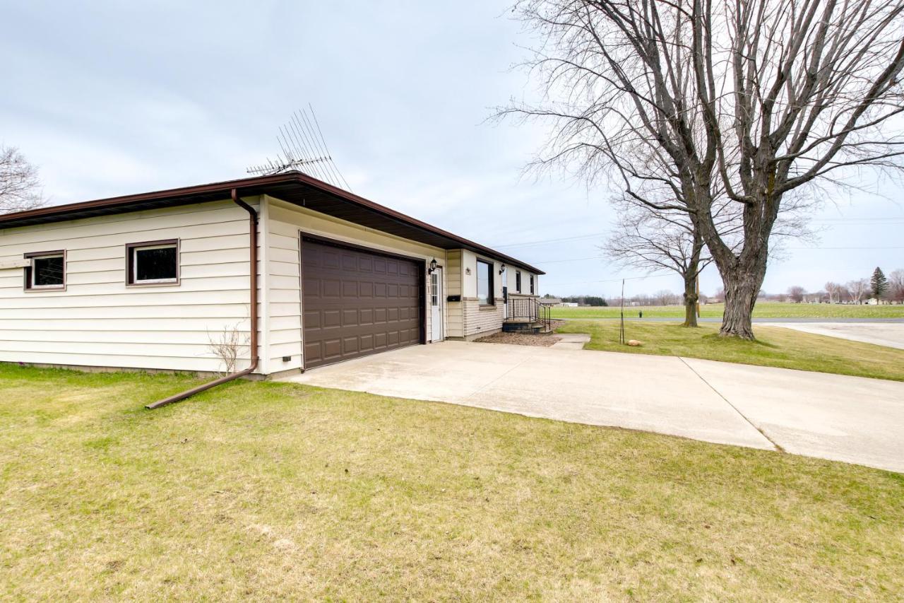 Bright Algoma Home 1 Mi To Lake Michigan! Exterior photo